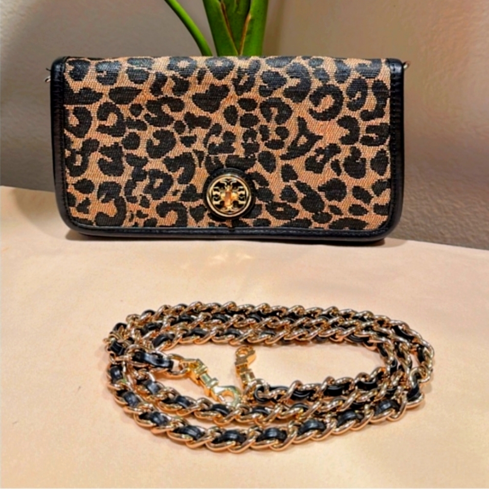 💯% Authentic Tory Burch Clutch/Crossbody ✨